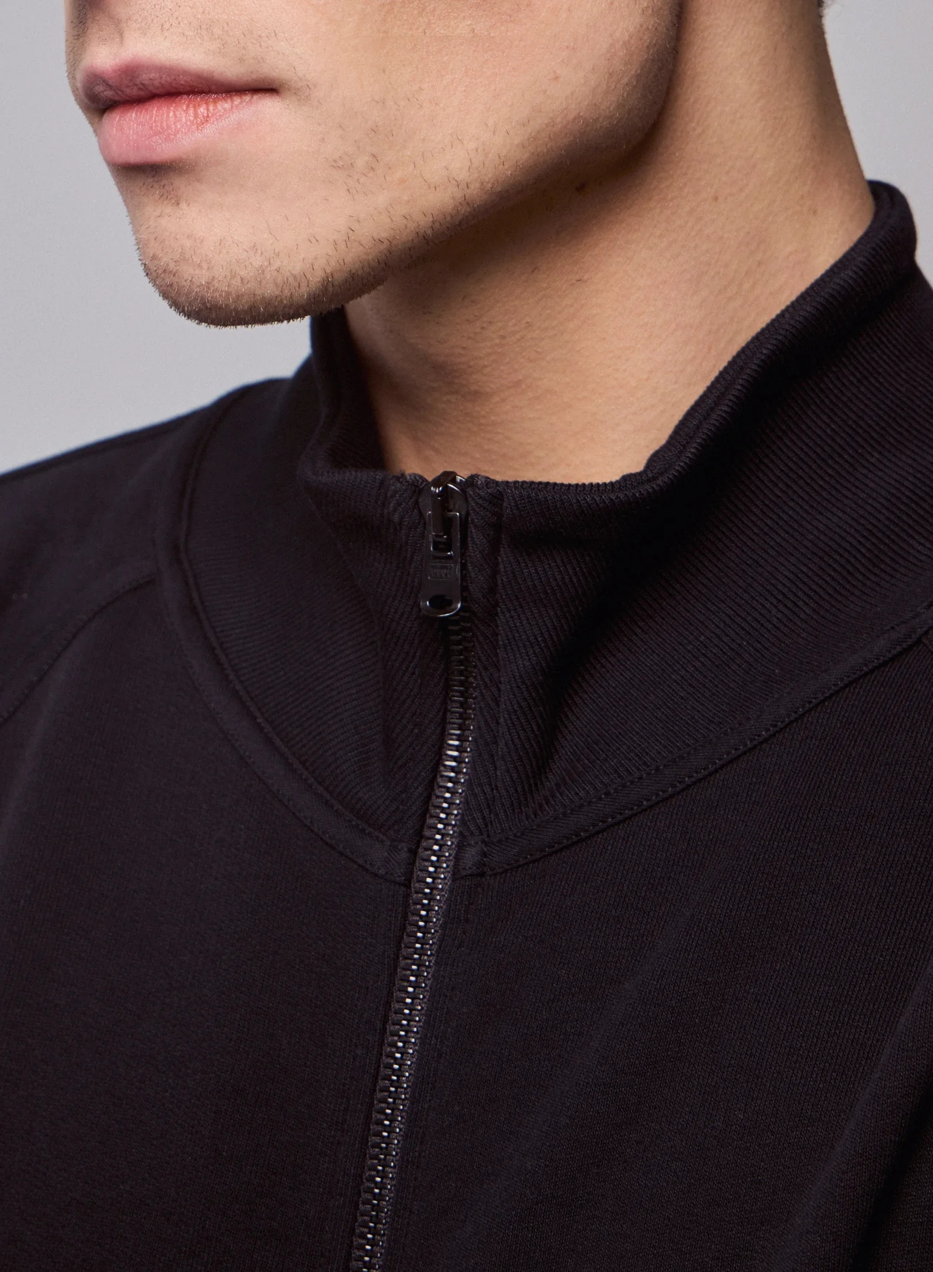 Gilet Noir Col Montant Manches Longues en Coton organique - Image 4