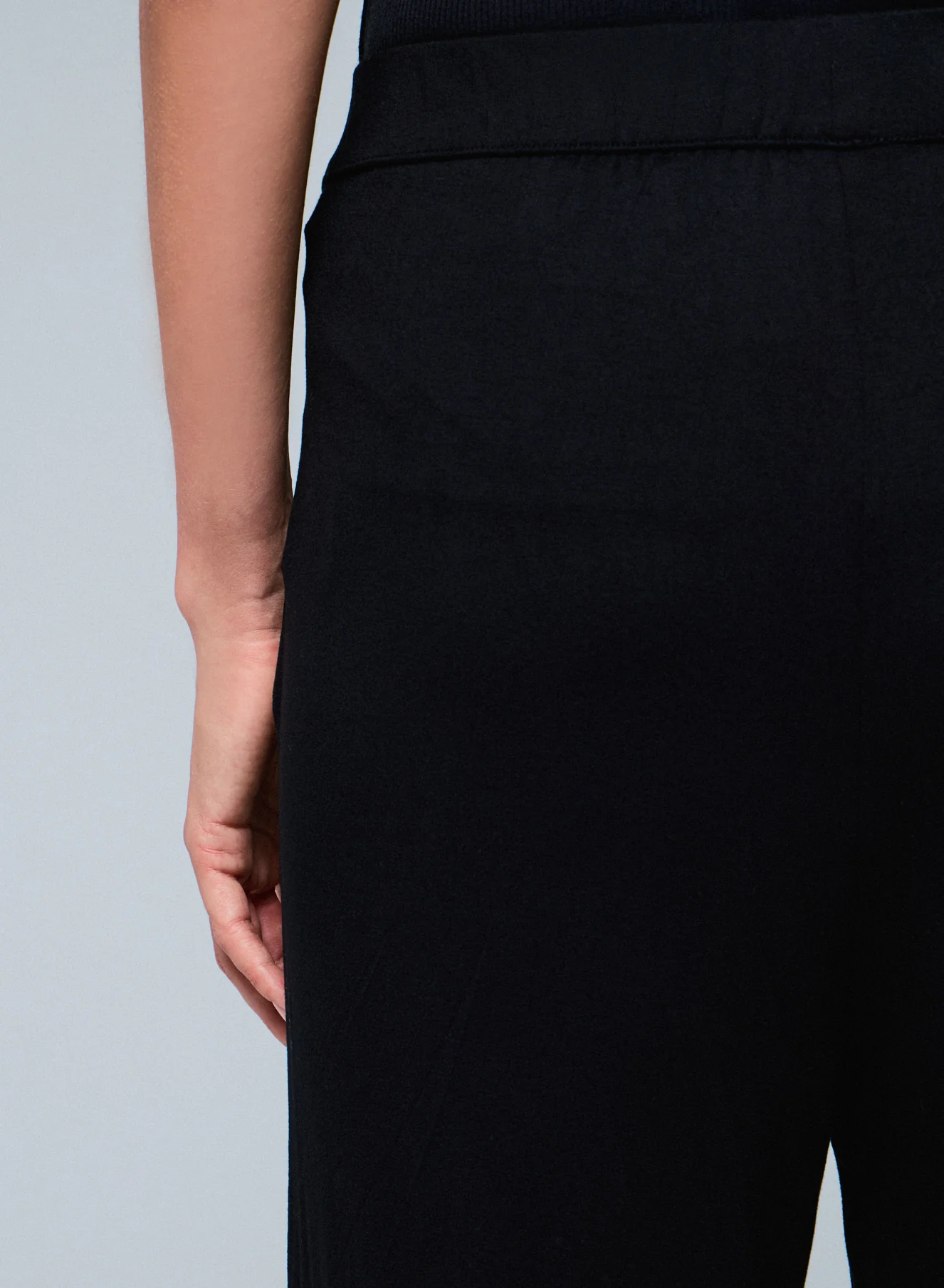 Pantalon Noir à Poches avec Taille Élastique en Viscose et Élasthanne - Image 4