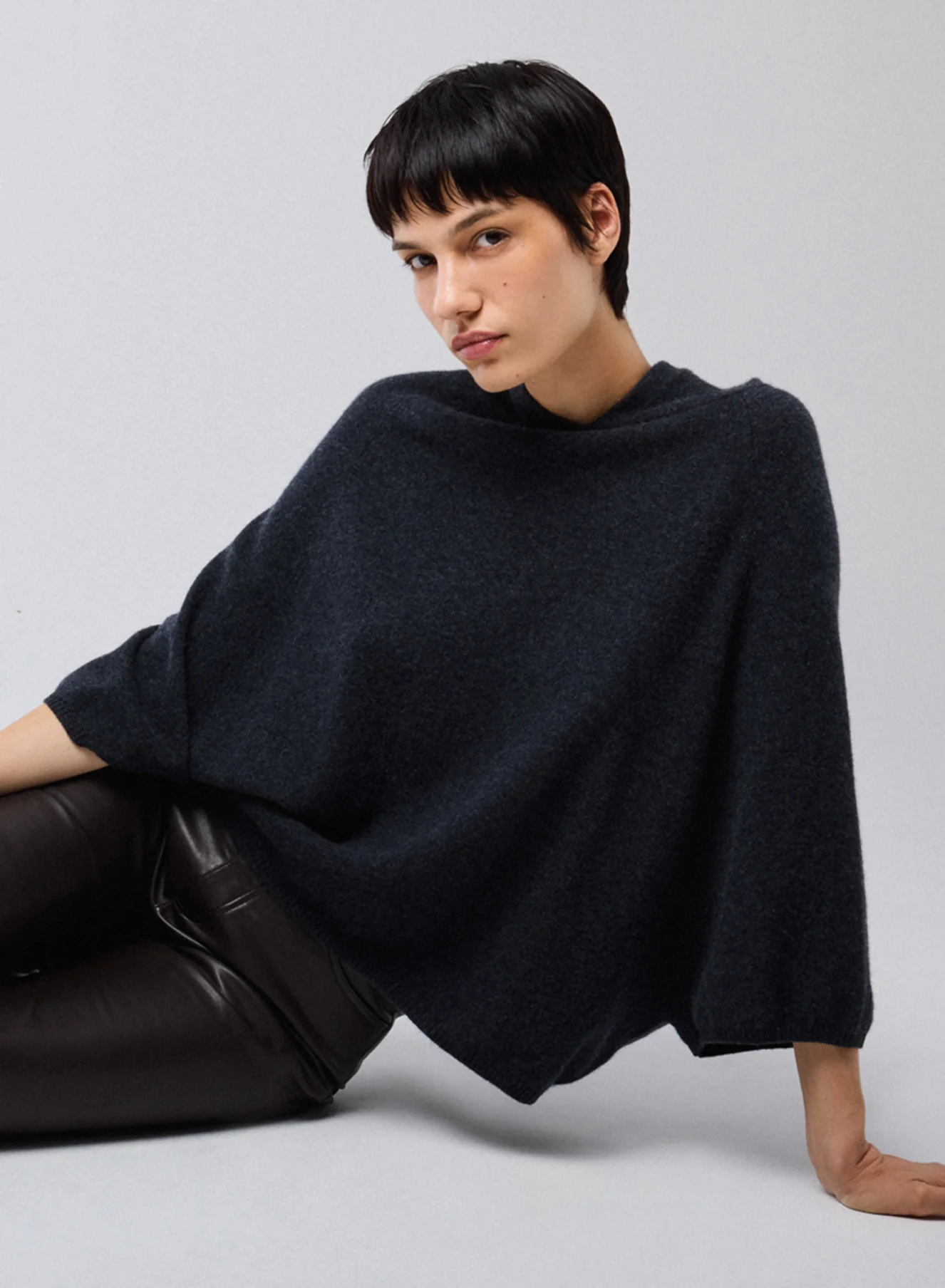 Pull Gris Capuche Manches Longues en Cachemire - Image 4