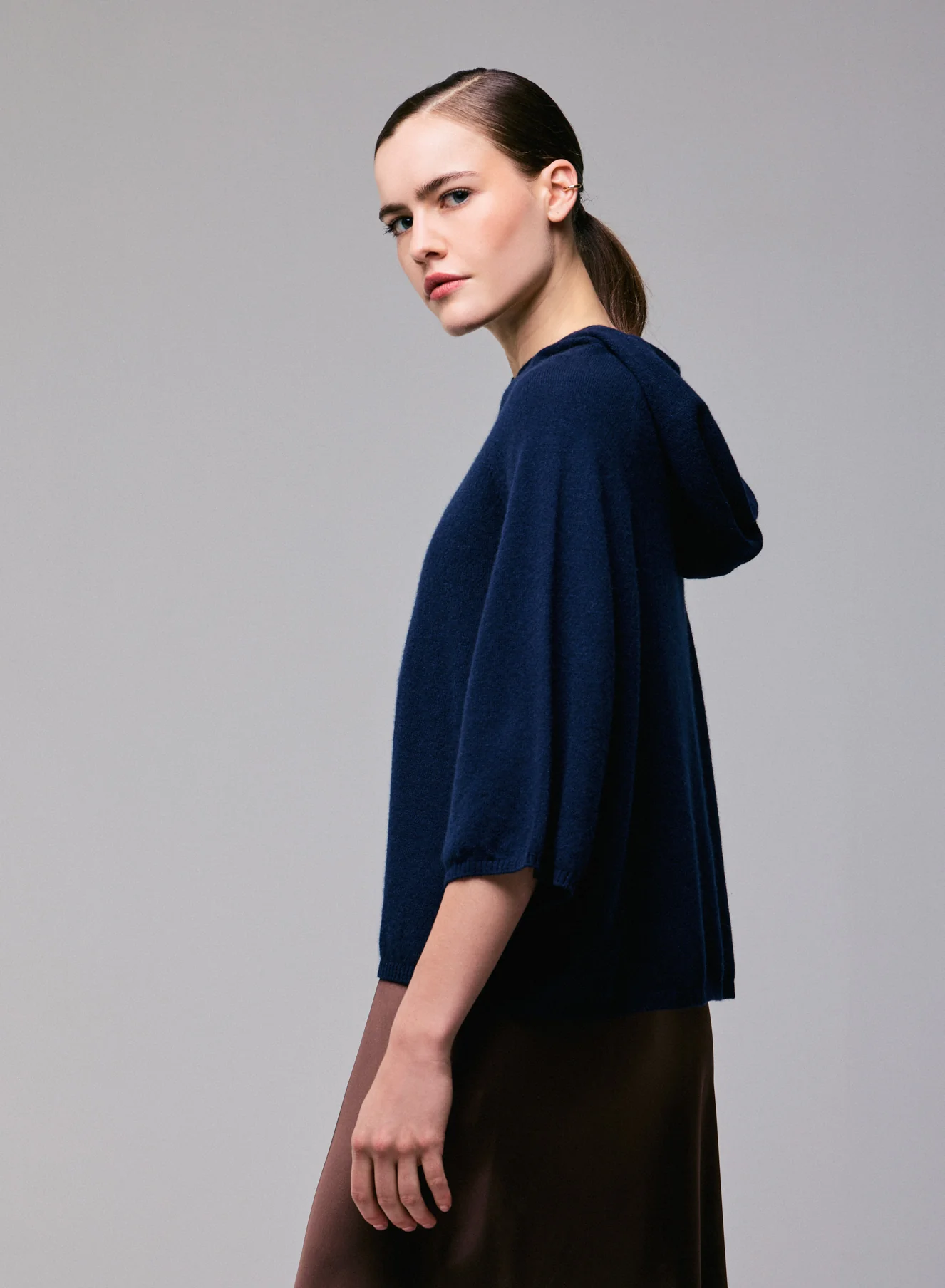 Pull Marine Capuche Manches Longues en Cachemire - Image 2