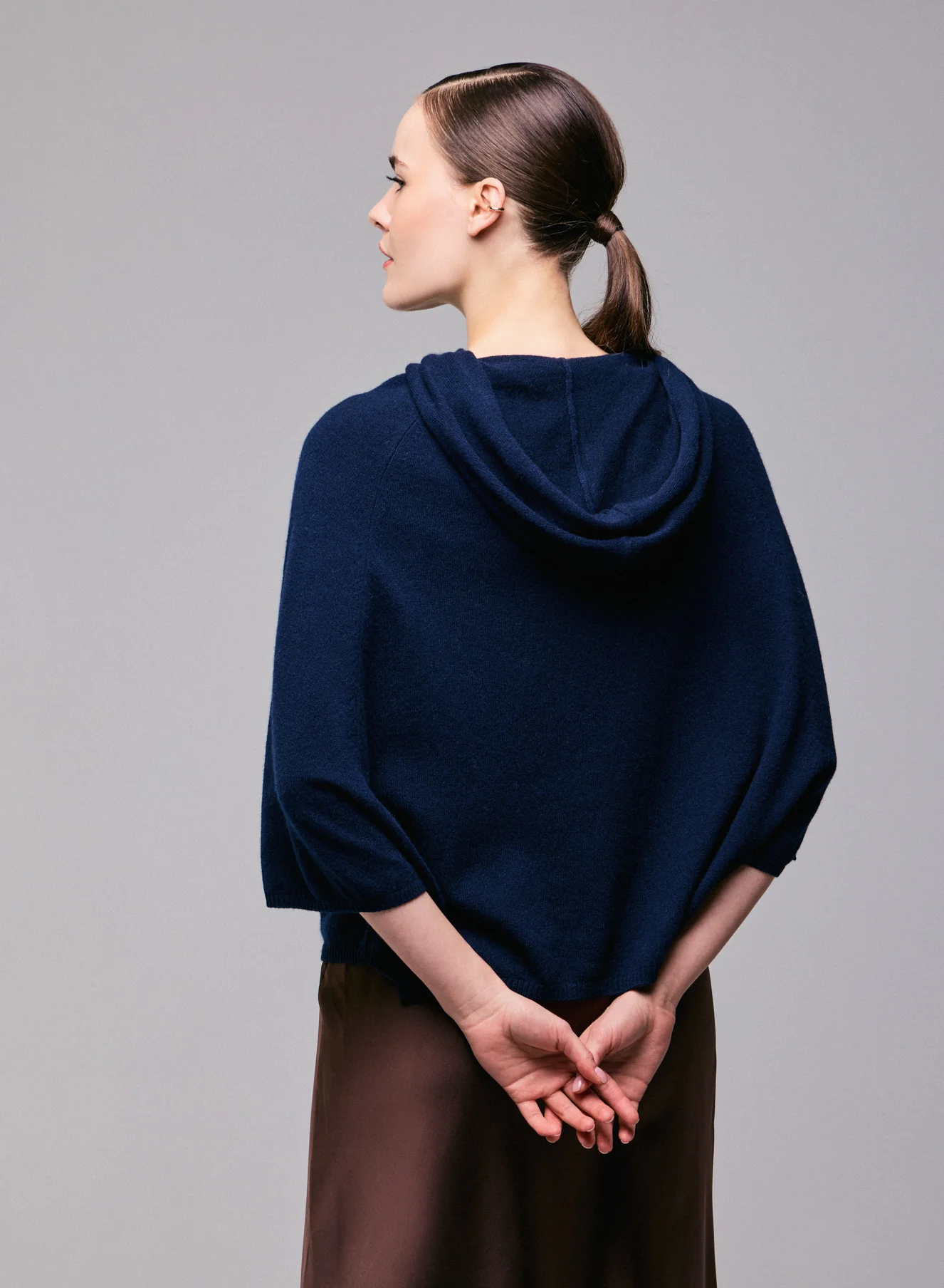 Pull Marine Capuche Manches Longues en Cachemire - Image 3
