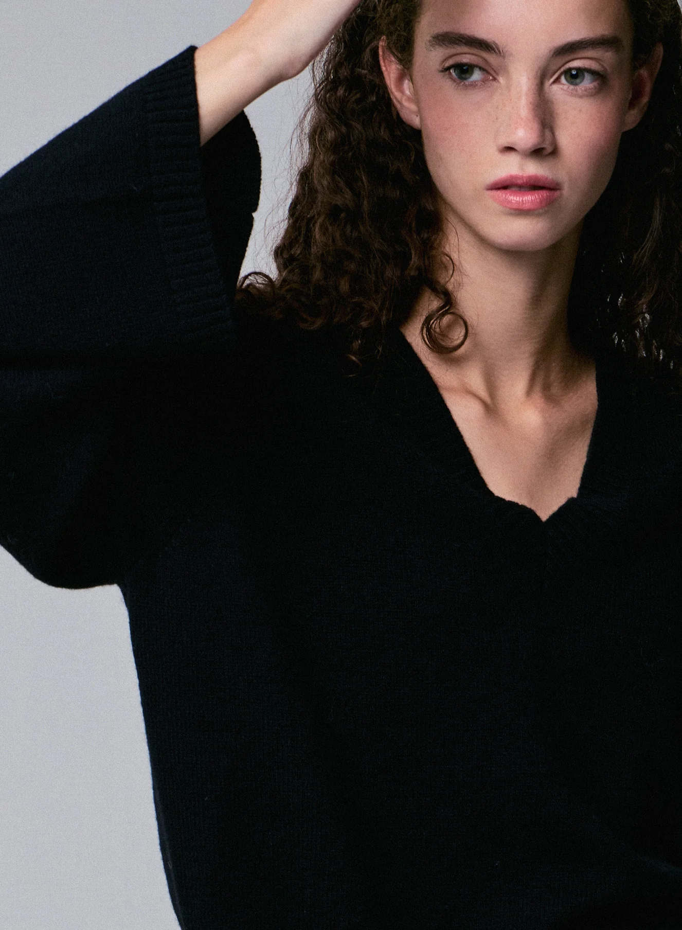 Pull Noir Col V Manches Longues en Laine merinos - Image 2