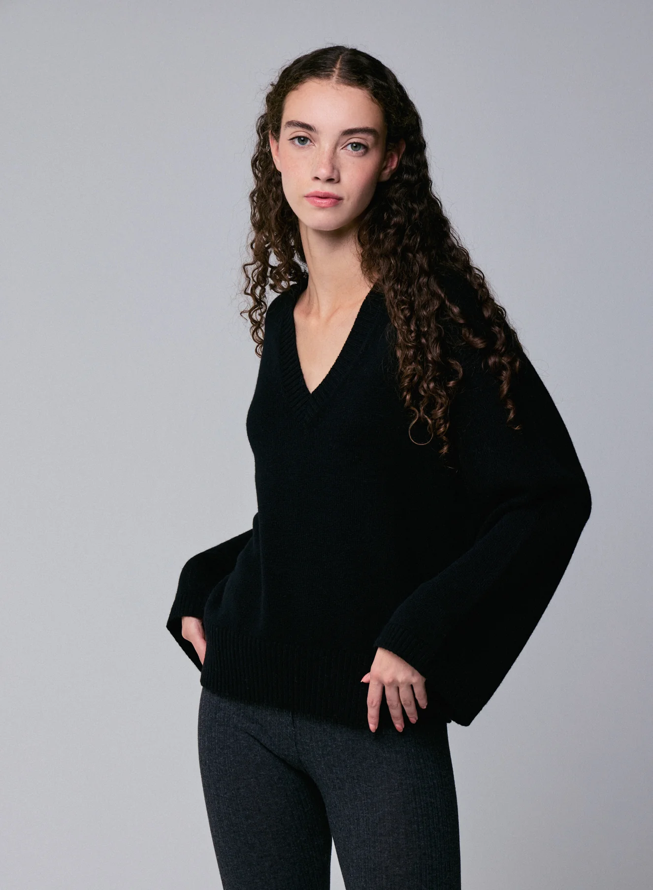 Pull Noir Col V Manches Longues en Laine merinos - Image 3