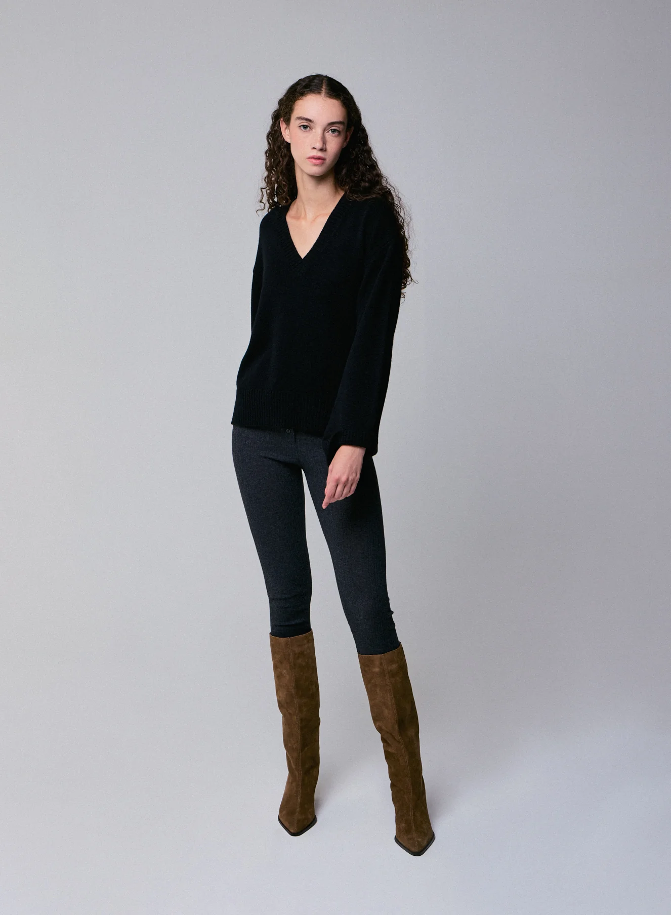 Pull Noir Col V Manches Longues en Laine merinos - Image 5