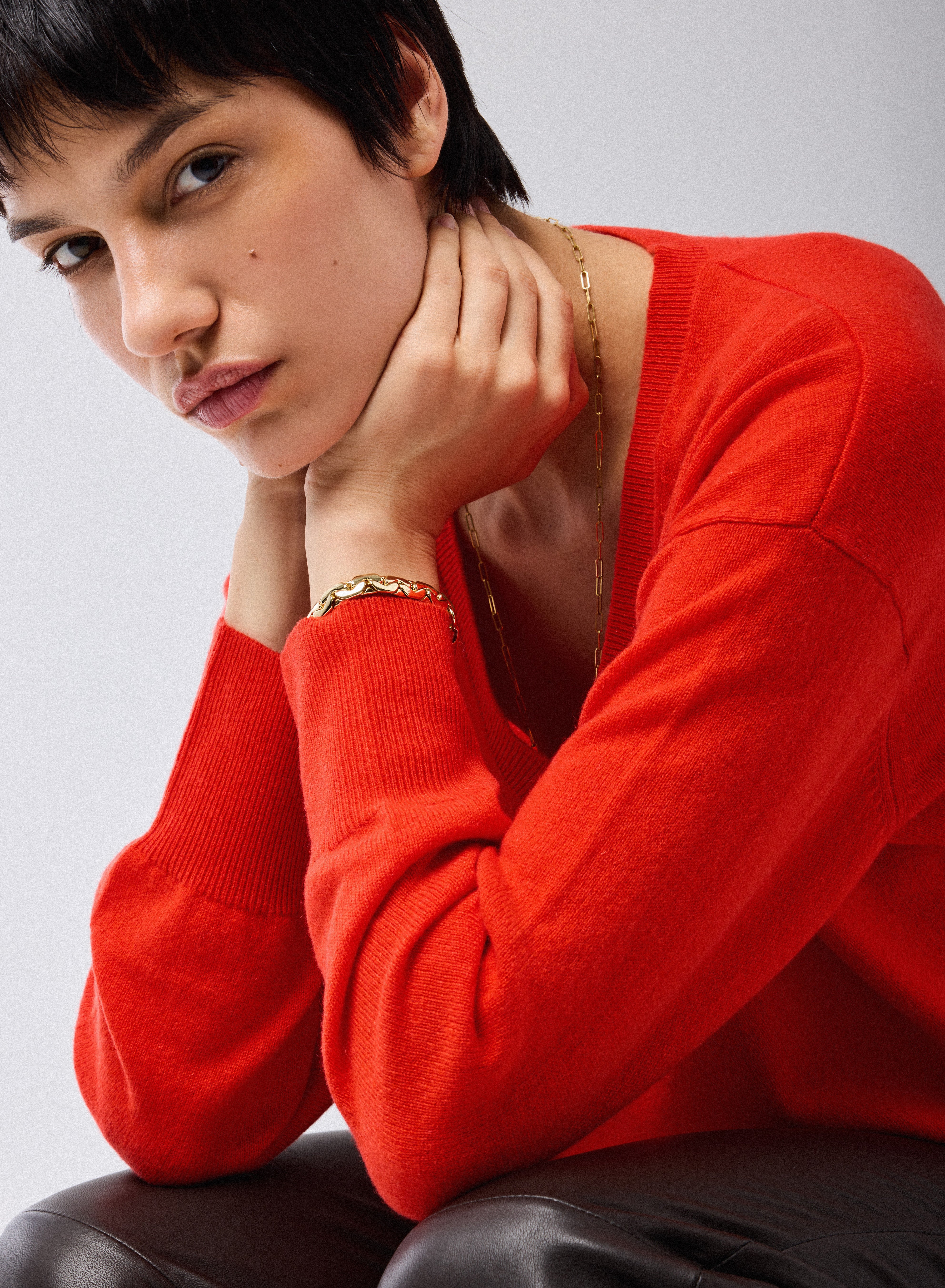 Pull Rouge Col V Manches Longues en Cachemire - Image 3