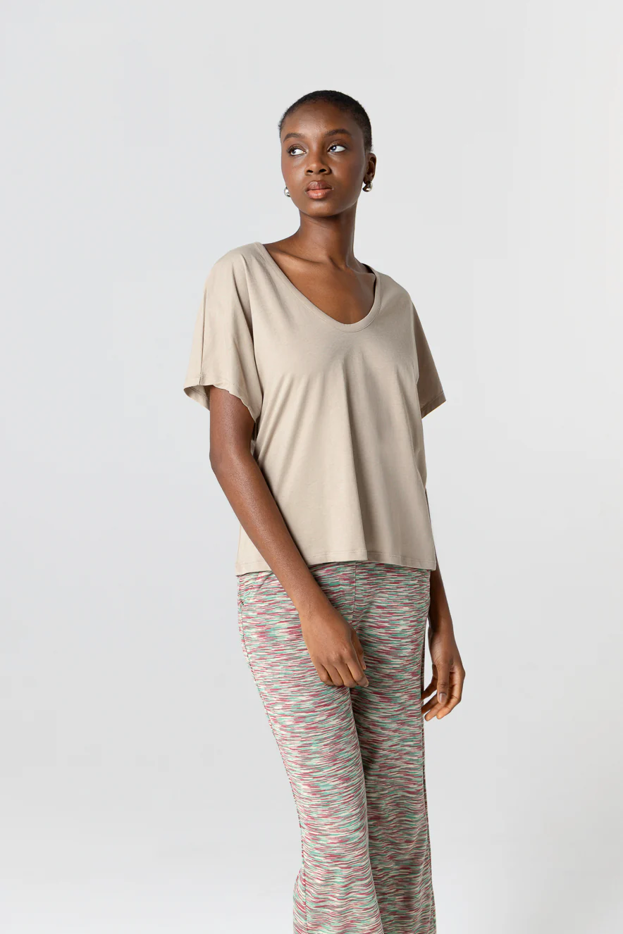 T-shirt Beige Col V Manches Courtes en Coton Supima - Image 3