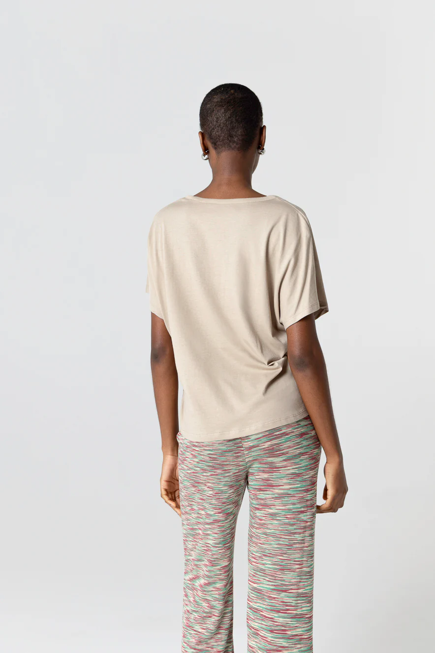 T-shirt Beige Col V Manches Courtes en Coton Supima - Image 4