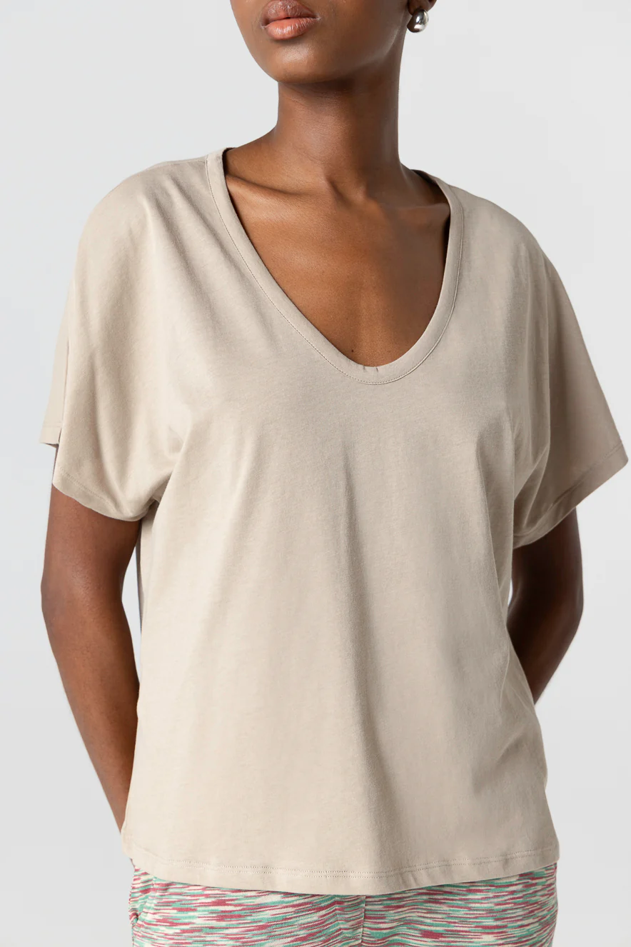 T-shirt Beige Col V Manches Courtes en Coton Supima - Image 5