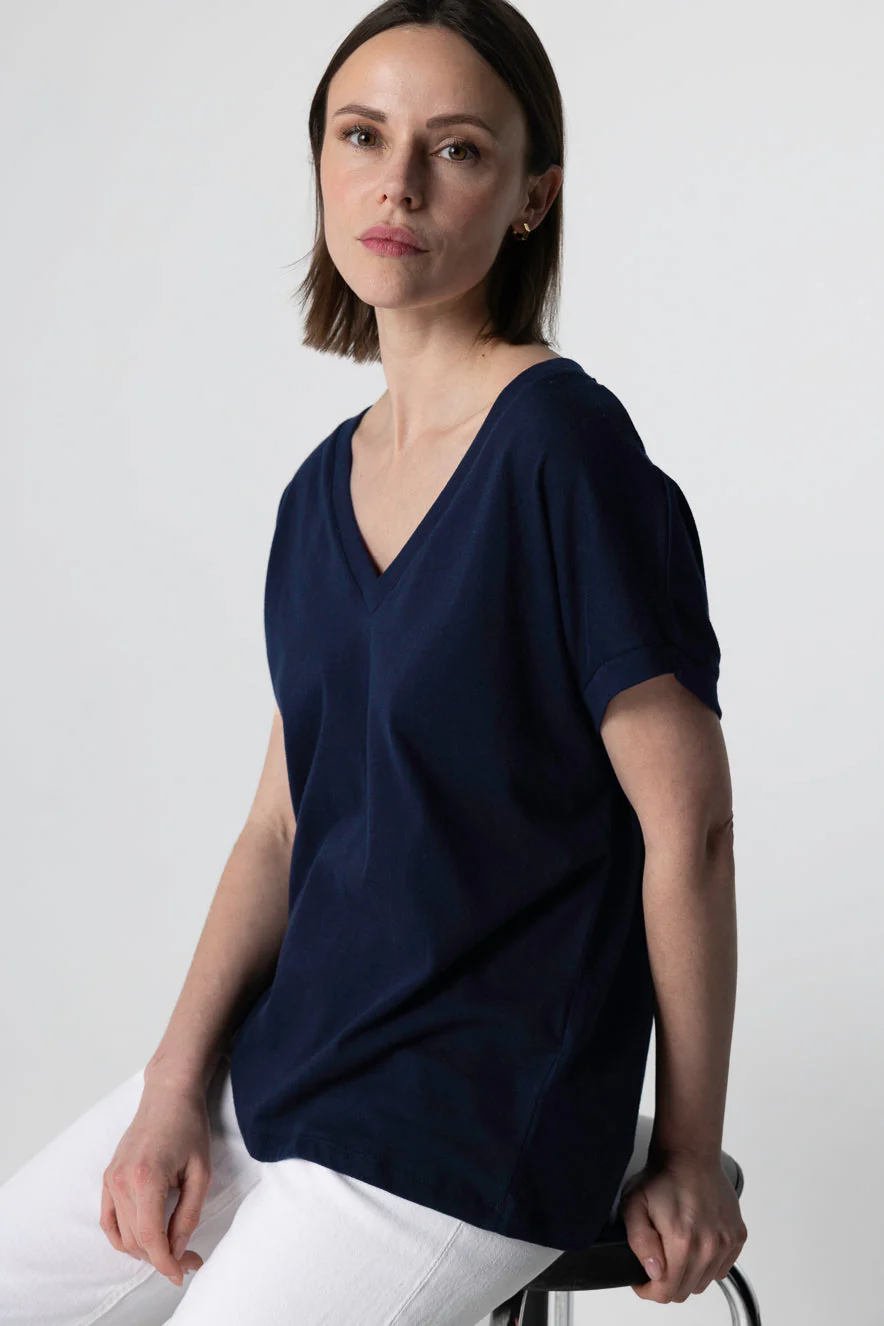 T-shirt Marine Col V Manches Courtes en Coton Organique - Image 2