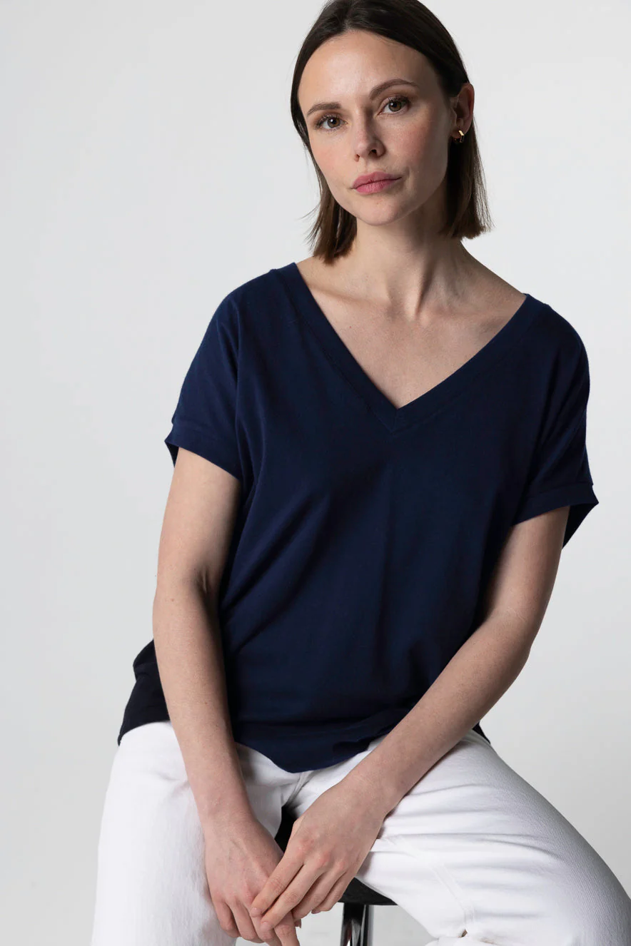 T-shirt Marine Col V Manches Courtes en Coton Organique - Image 3