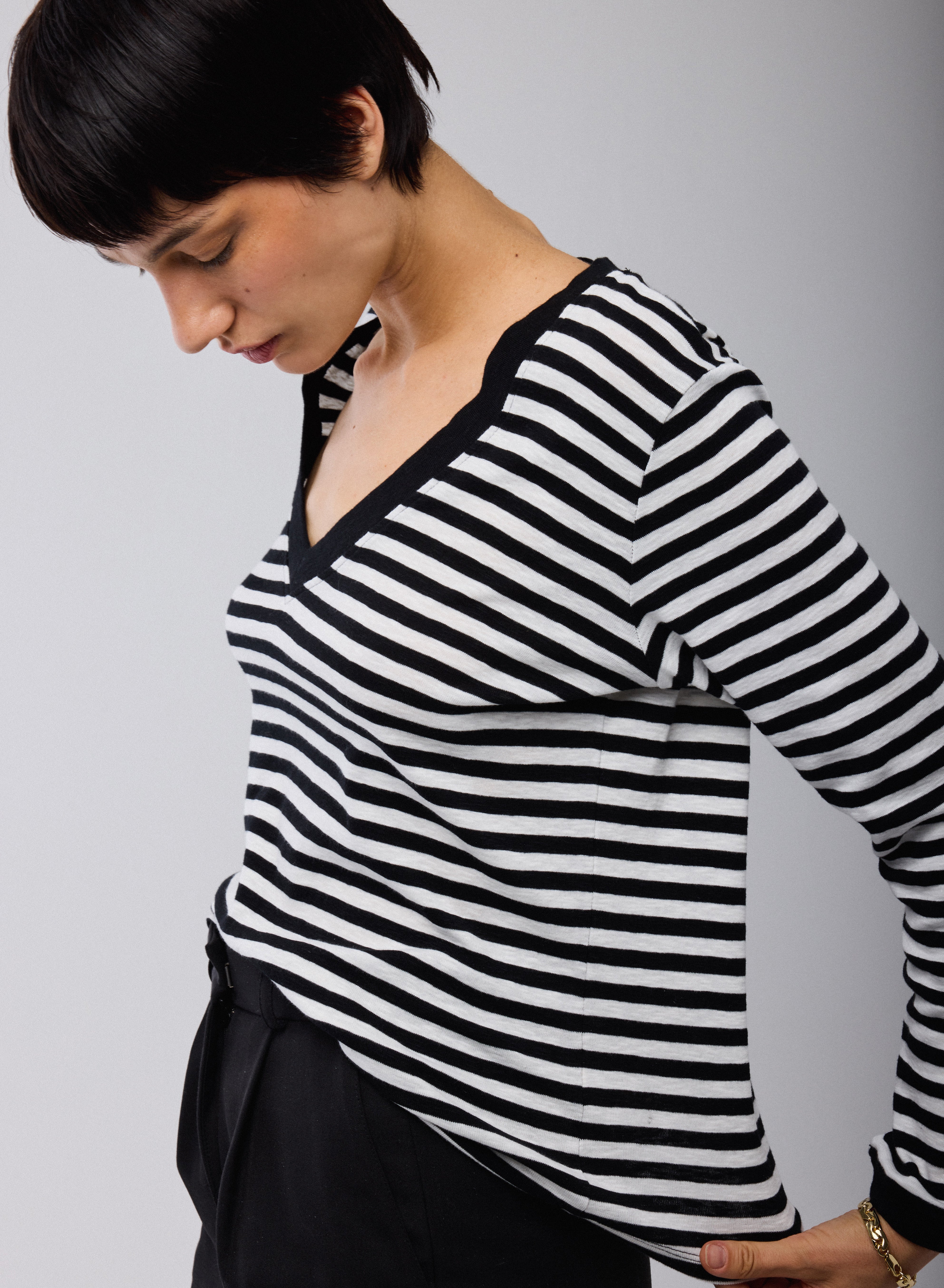 T-shirt Marinière Noir / Blanc Col V Manches Longues en Coton organique - Image 3