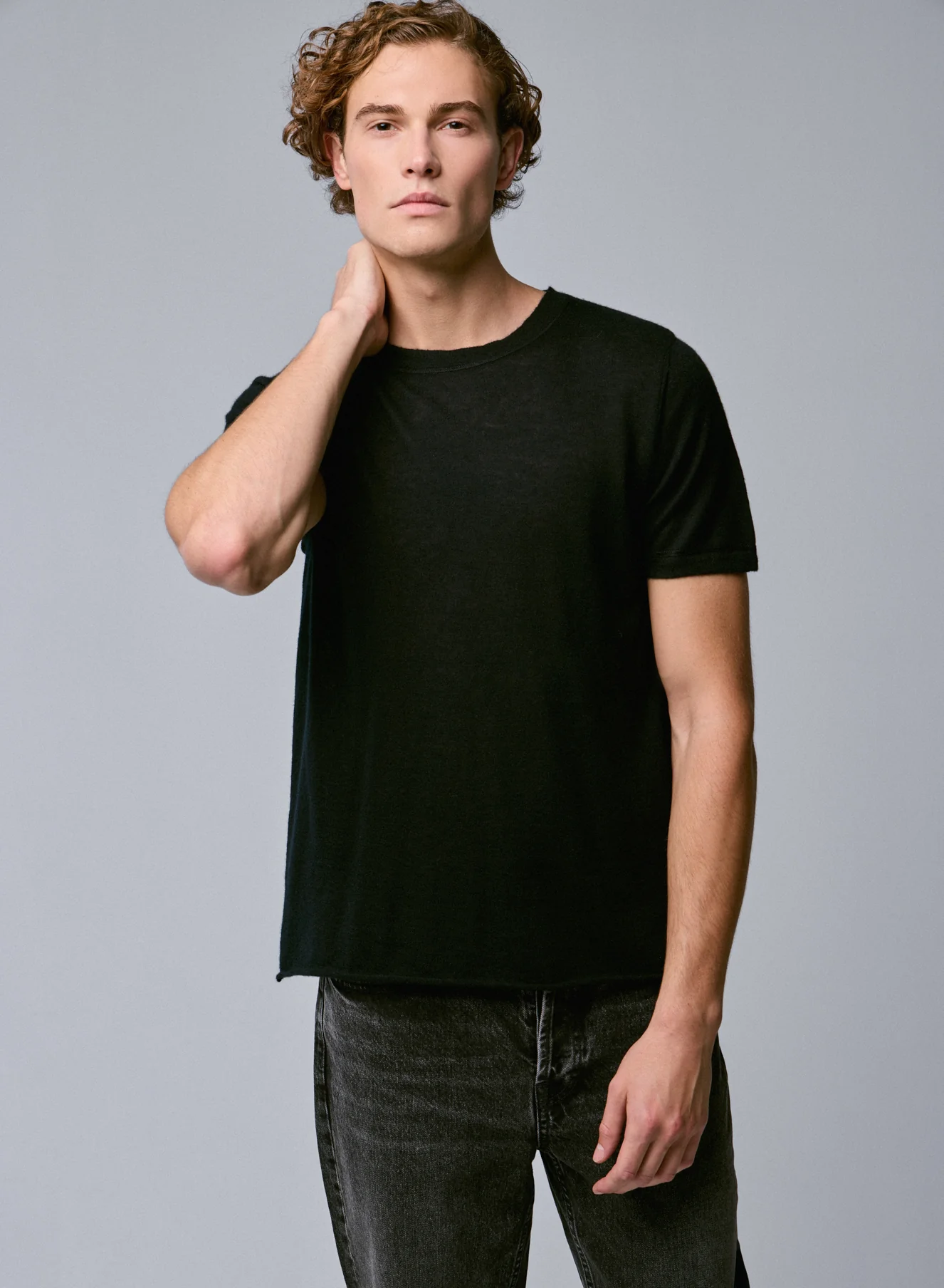 T-shirt Noir Col Rond Manches Courtes en Cachemire - Image 3