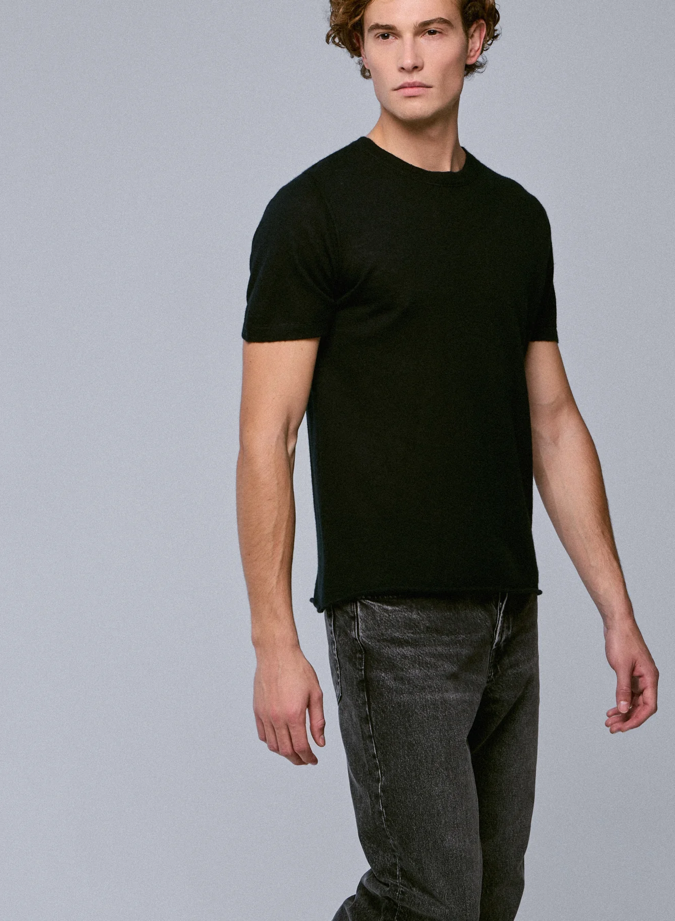 T-shirt Noir Col Rond Manches Courtes en Cachemire - Image 4