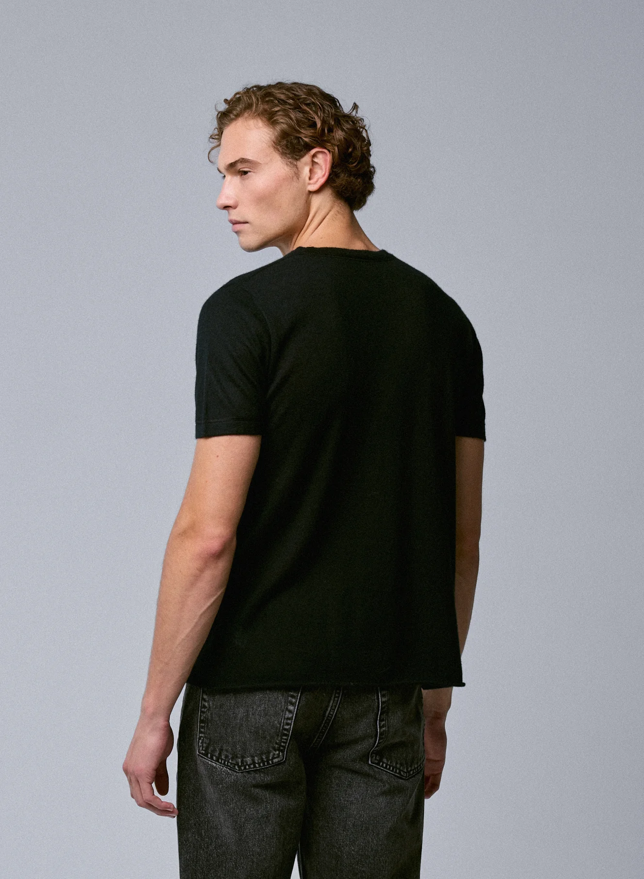 T-shirt Noir Col Rond Manches Courtes en Cachemire - Image 5