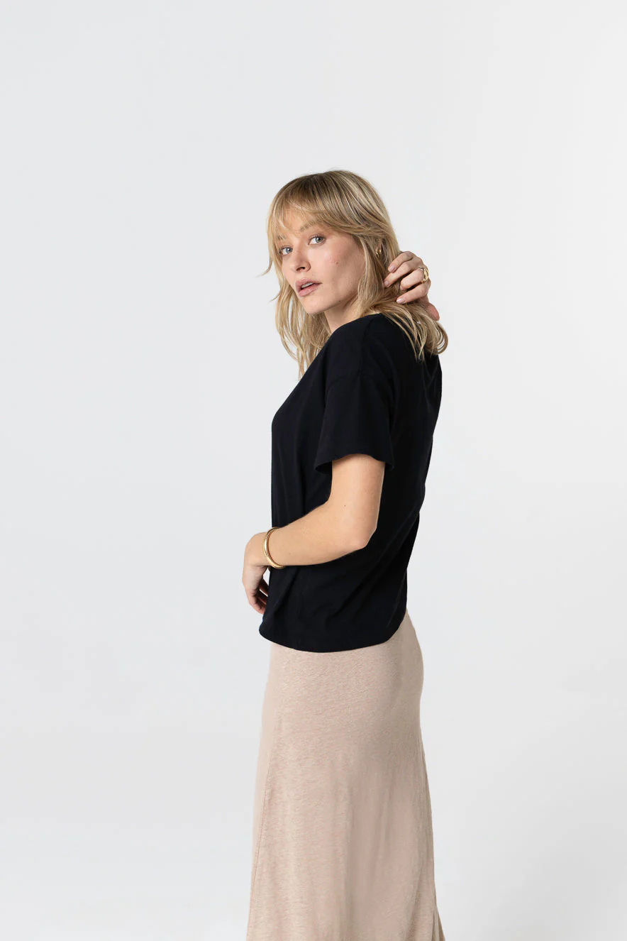 T-shirt Noir Col Rond Manches Courtes en Coton organique - Image 3