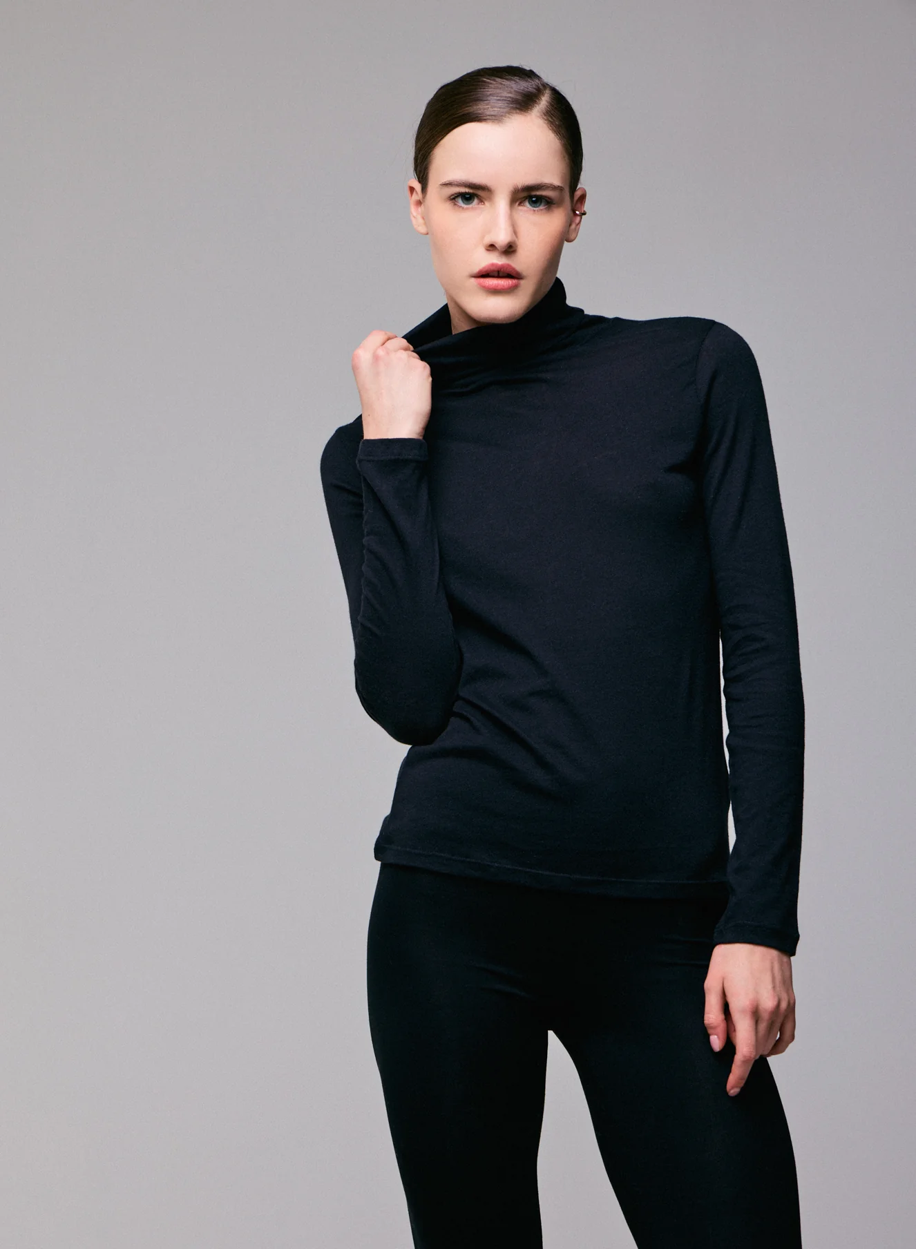 T-shirt Noir Col Roulé Manches Longues en Coton Organique et Cachemire - Image 2