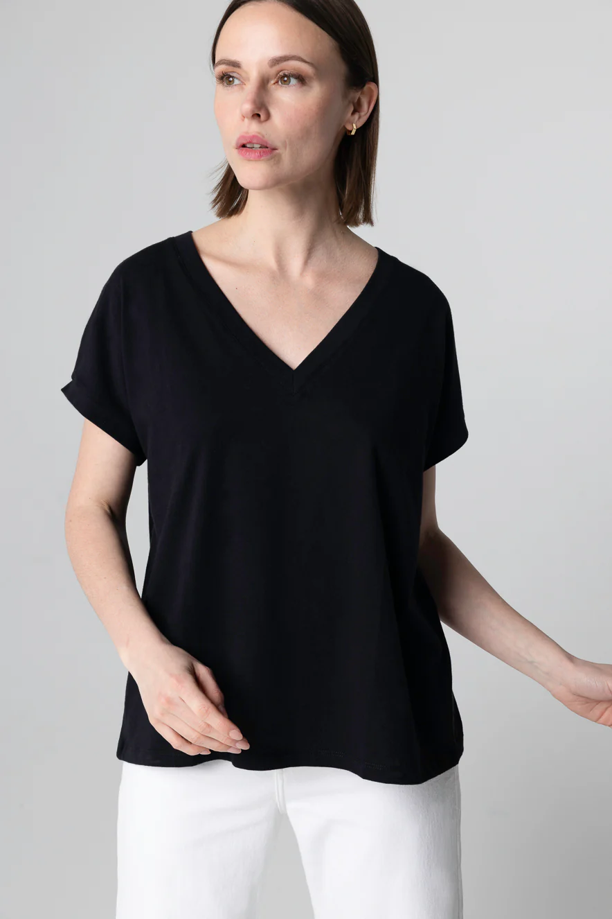T-shirt Noir Col V Manches Courtes en Coton Organique - Image 2