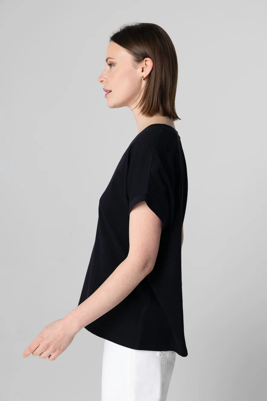 T-shirt Noir Col V Manches Courtes en Coton Organique - Image 3