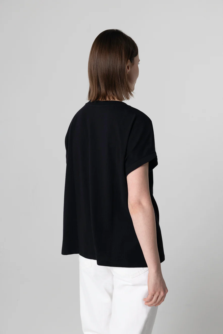 T-shirt Noir Col V Manches Courtes en Coton Organique - Image 4