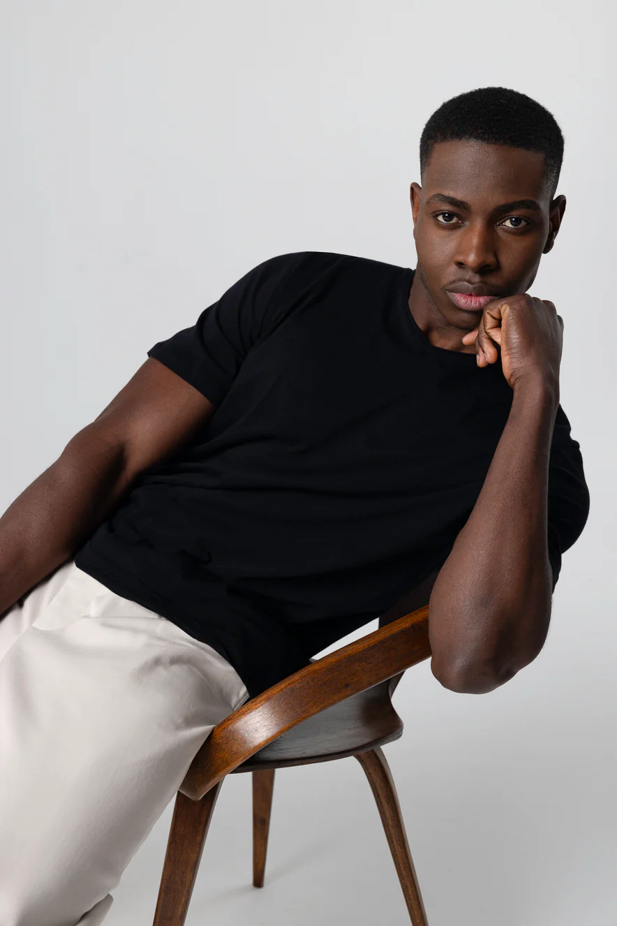 T-shirt Noir Col V Manches Courtes en Coton organique