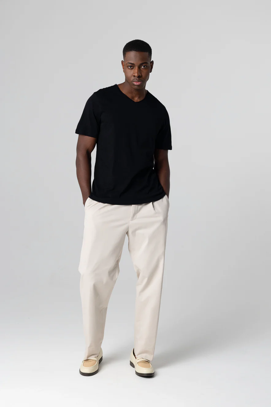 T-shirt Noir Col V Manches Courtes en Coton organique - Image 3