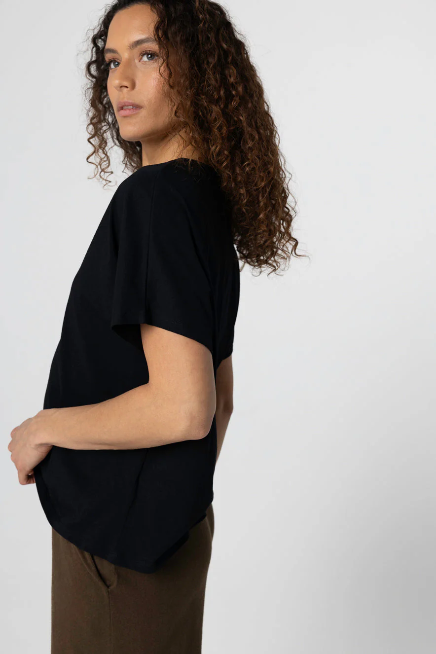 T-shirt Noir Col V Manches Courtes en Coton Supima - Image 2