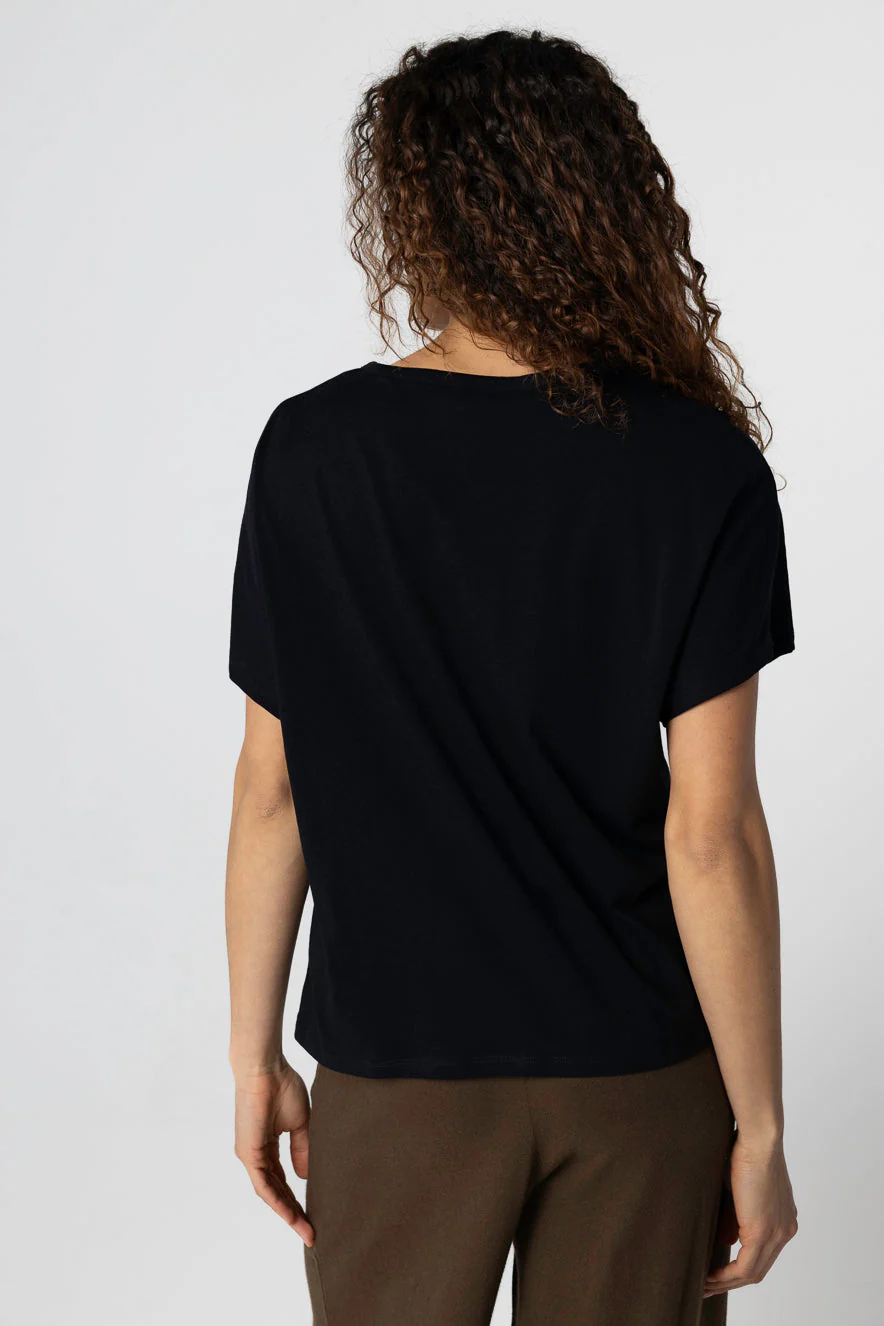 T-shirt Noir Col V Manches Courtes en Coton Supima - Image 3