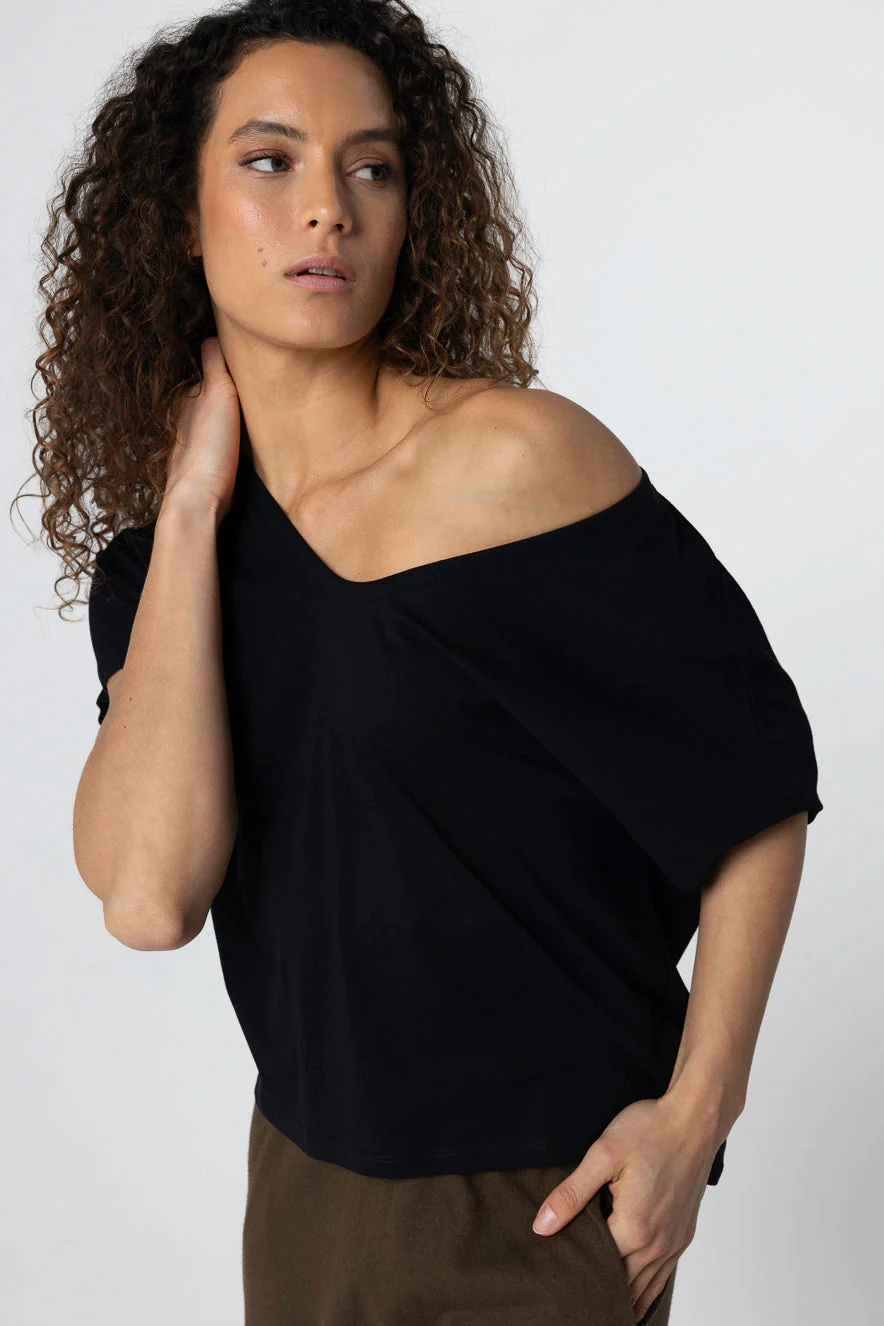 T-shirt Noir Col V Manches Courtes en Coton Supima - Image 4
