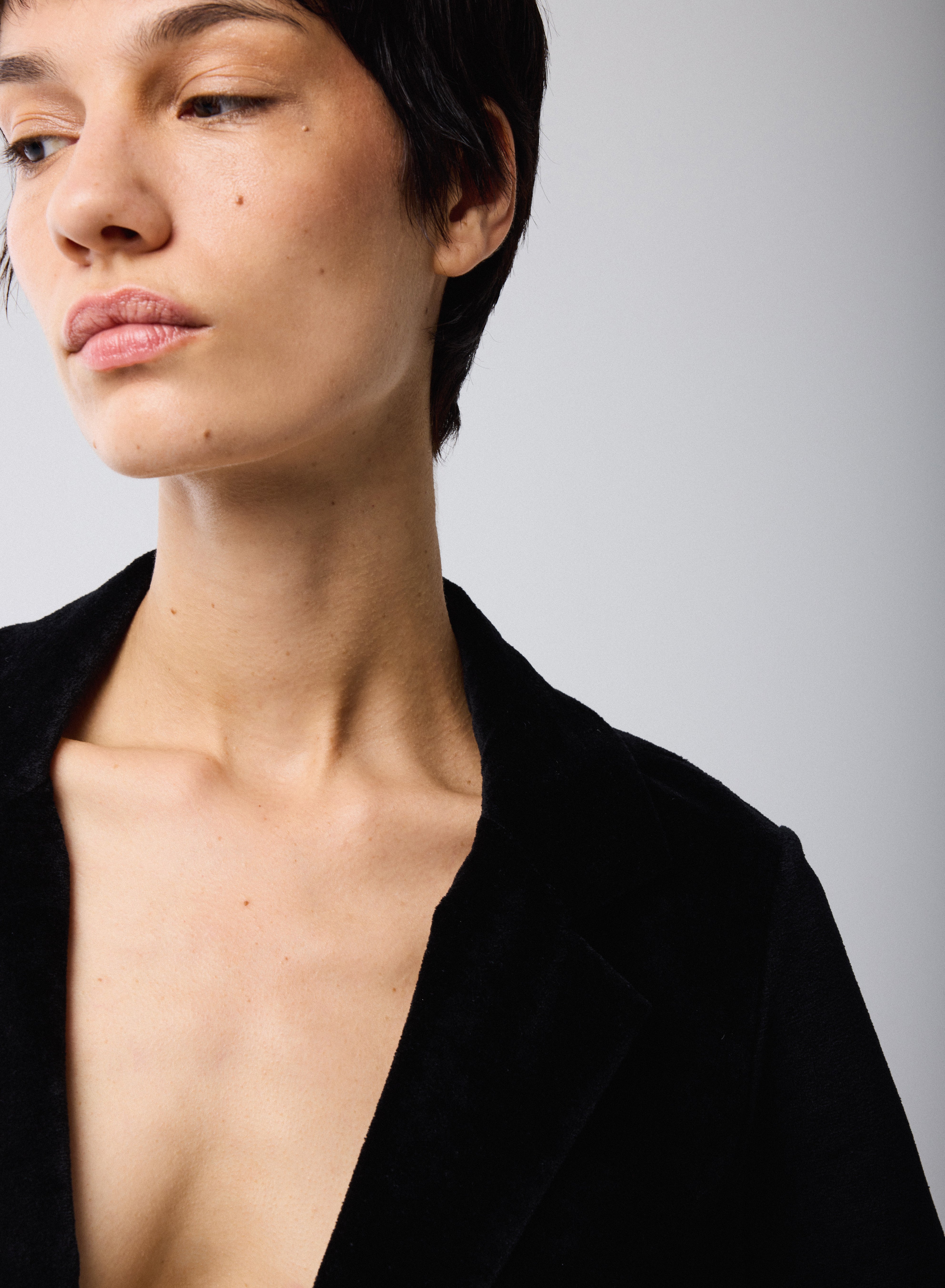 Veste Noire Manches Longues en Velours - Image 4